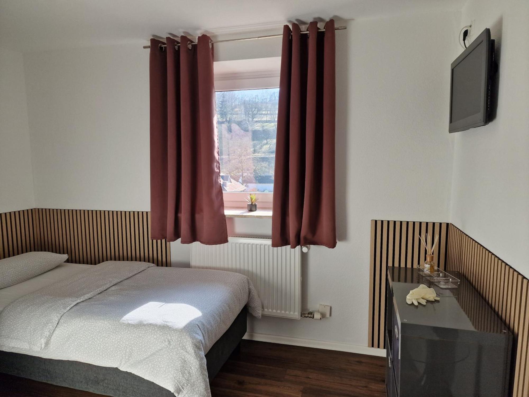 Zur Sonne "Gasthaus-Bar-Events" Poppenhausen Bagian luar foto
